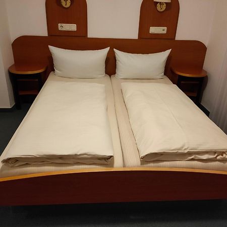 Hotel Zur Eisenbahn Родґау Екстер'єр фото