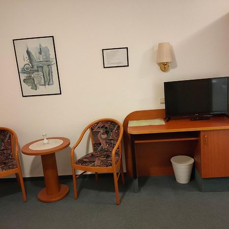 Hotel Zur Eisenbahn Родґау Екстер'єр фото