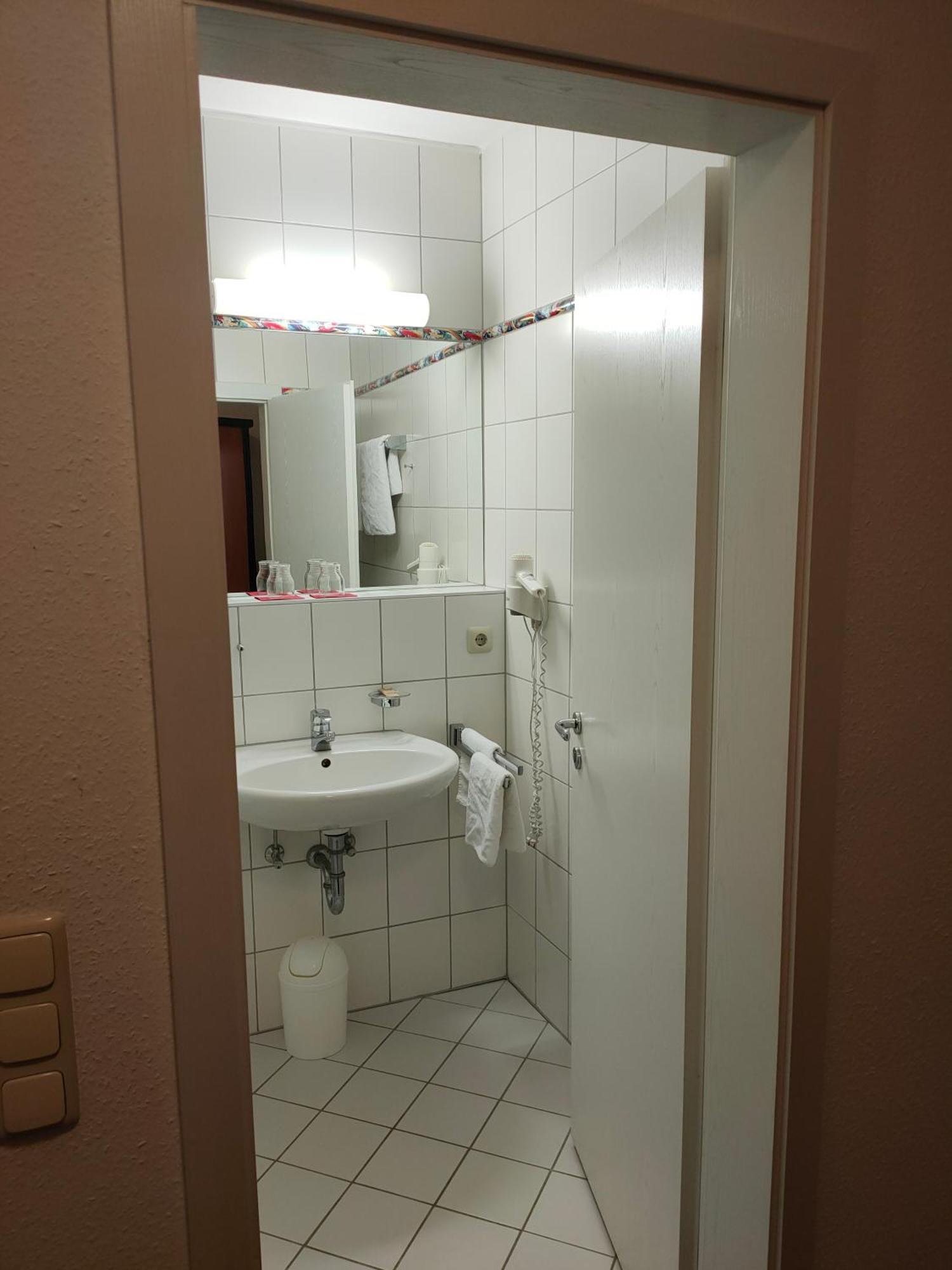 Hotel Zur Eisenbahn Родґау Екстер'єр фото