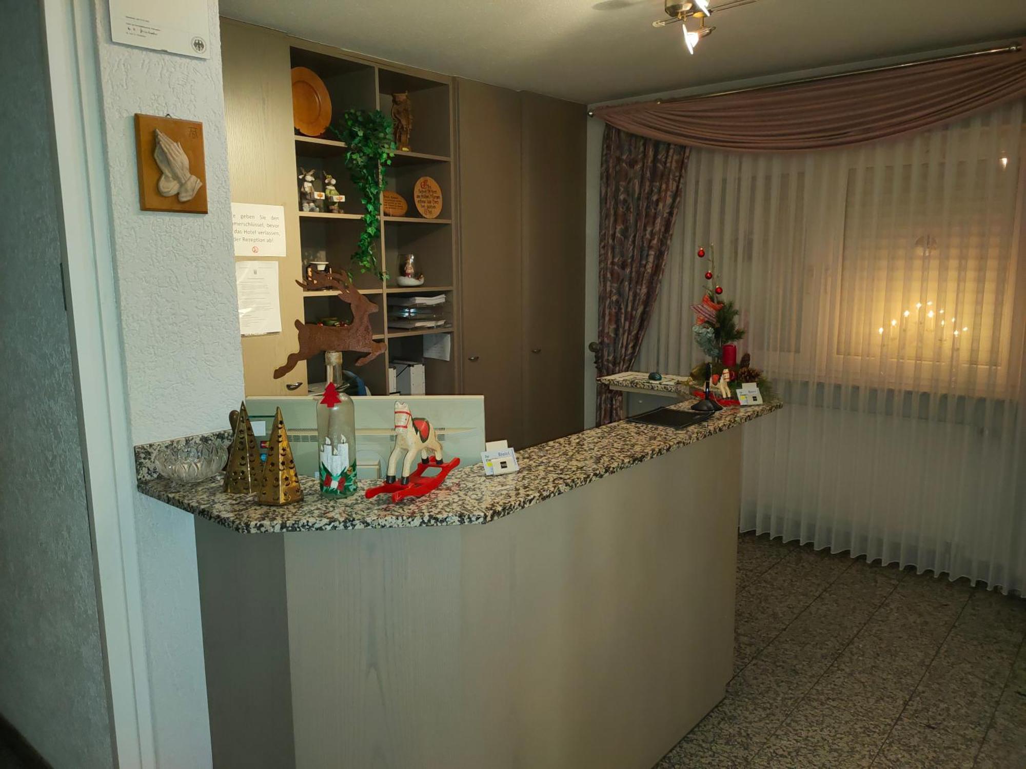 Hotel Zur Eisenbahn Родґау Екстер'єр фото